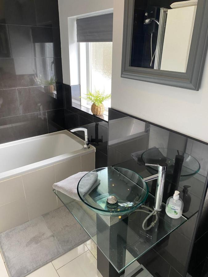 Large Home, Close To Bhx, Nec, Jlr, 4 Double Beds! برمنغهام المظهر الخارجي الصورة